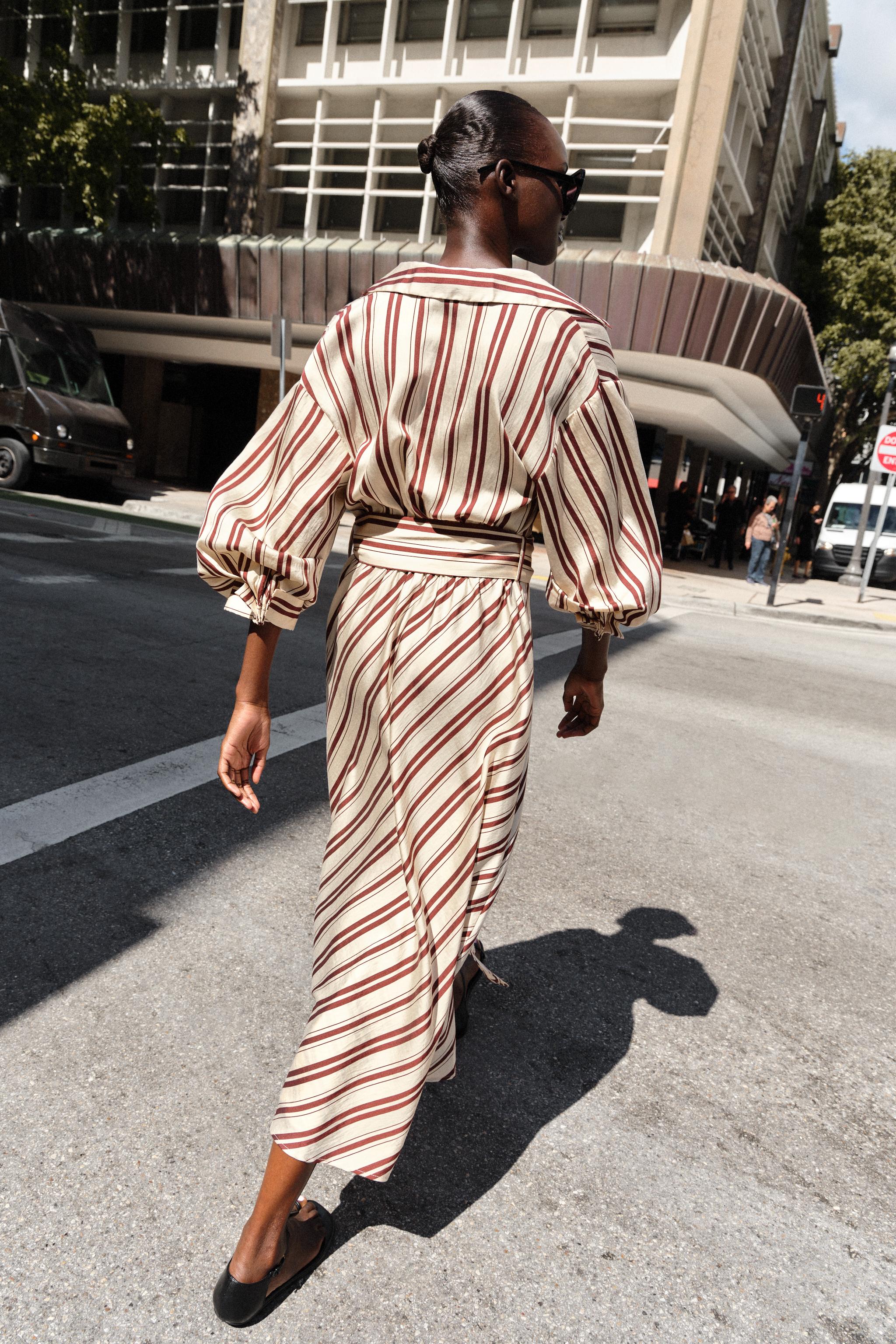 ROBE MI-LONGUE AVEC CEINTURE À RAYURES